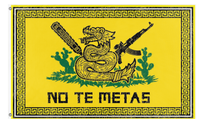 A mockup of the custom flag 'No te METAS  flag' on a white background